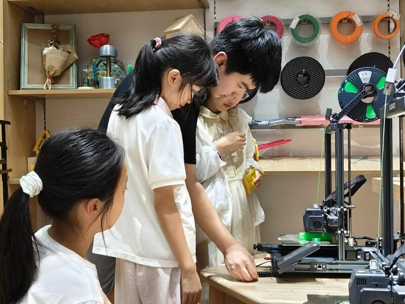 Guiding kids on how to use 3D printers