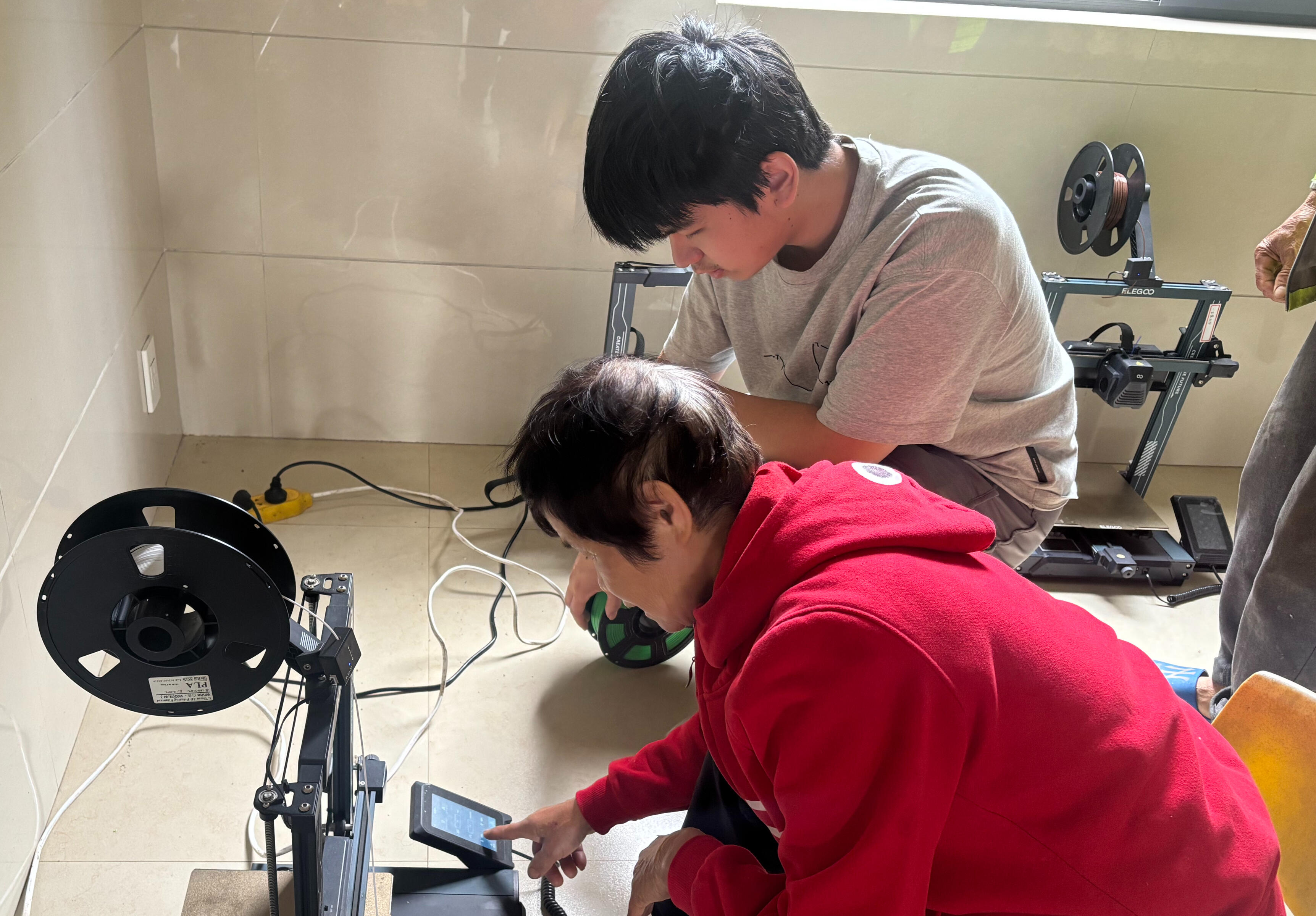 Guide elderly to use the 3D printers